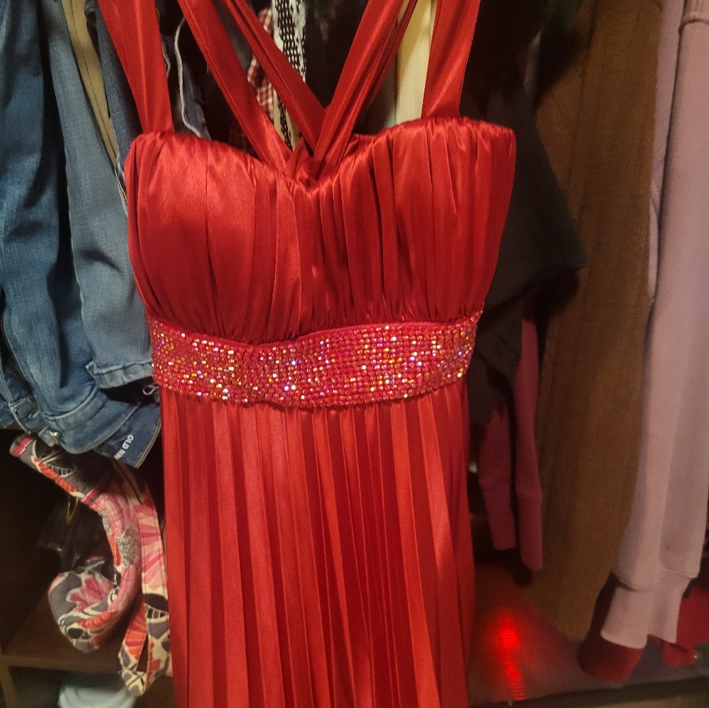 Elegant Red Pleated Dress with Beaded Waist Prom